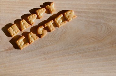 Mutlu Paskalyalar. Yenilebilir harfler yığını