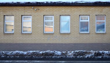 windows ile tuğla duvar