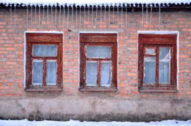 windows ile tuğla duvar