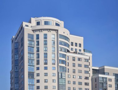Çok katlı ofis binası ile mavi gökyüzü