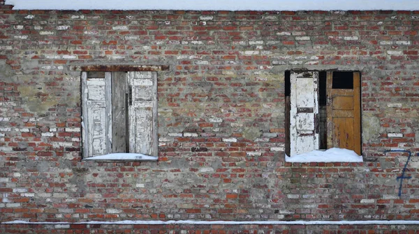 Oude aan boord van venster in bakstenen muur — Stockfoto