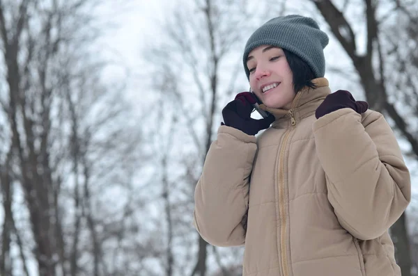 Зимовий портрет молодої дівчини зі смартфоном — стокове фото