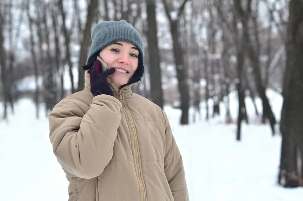 Зимовий портрет молодої дівчини зі смартфоном — стокове фото