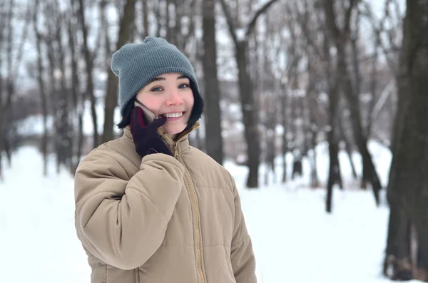 Retrato de inverno de menina com smartphone — Fotografia de Stock