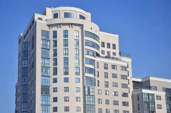 多層純粋な青空を背景にオフィスビル ガラス窓のたくさんのベージュ色 賃貸事務所新築 — ストック写真