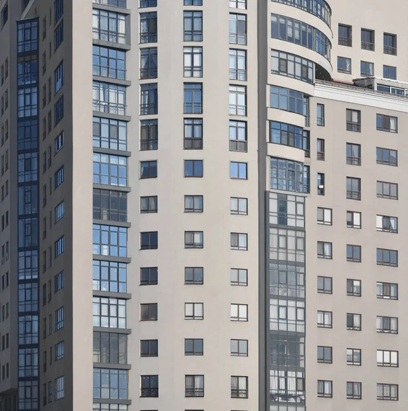 Edifício de escritórios de vários andares com céu azul — Fotografia de Stock