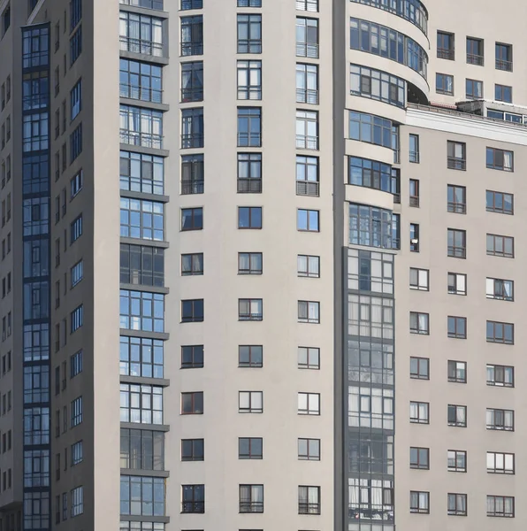 Edificio per uffici a più piani con cielo blu — Foto Stock