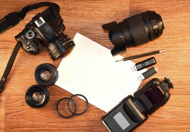 Tam teçhizat için modern dijital Slr fotoğraf makinesi ve boşaltmak için boş sayfa. Online Fotoğraf Aksesuar ve cihazlar dükkanı veya fotoğraf sunumu için ana slayt için kapak