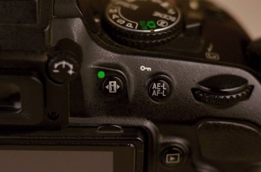 Modern bir dijital Slr fotoğraf makinesinin yakın çekim makro çekim. Detaylı fotoğraf çekim modları geçiş ve denetlemek üzere düğmeli siyah kamera gövdesinin