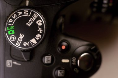 Modern bir dijital Slr fotoğraf makinesinin yakın çekim makro çekim. Detaylı fotoğraf çekim modları geçiş ve denetlemek üzere düğmeli siyah kamera gövdesinin