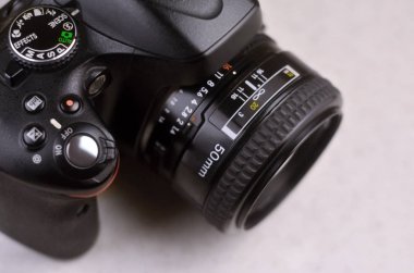 Modern bir dijital Slr fotoğraf makinesinin yakın çekim makro çekim. Siyah kamera gövdesi klasik geniş diyafram portre objektifi ile detaylı fotoğraf