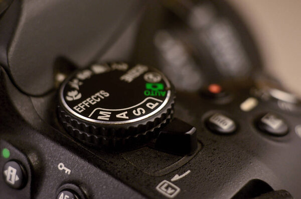 Детали современной цифровой фотокамеры SLR
