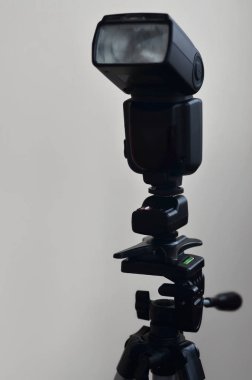 Tetikleyici kümesi üçayağa monte silahla Speedlight