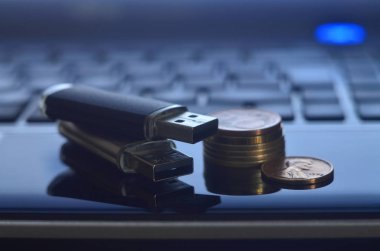 Hafıza kartları ve para üstünde belgili tanımlık laptop klavye