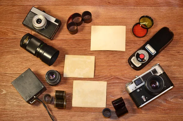 Vintage Kamera Fotozubehör Und Leere Fotorahmen Auf Holztisch Stillleben Mit — Stockfoto