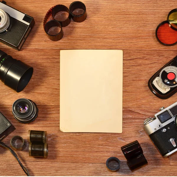 Retro Kamera Und Ein Paar Alte Fotos Auf Einem Holztisch — Stockfoto