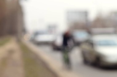 Bulanık ve ufuk yatay bir şehir yol trafik sırasında. Otomobil sürücüsü akşam zamanında şehrin ortasında yol boyunca bir sürü