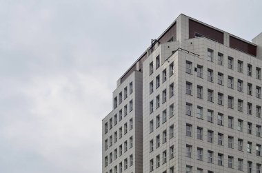 Çok katlı ofis ile lots-in cam pencere bej renk saf mavi gökyüzü bir arka plan üzerinde. Yeni inşa edilen ofis alanı Kiralık