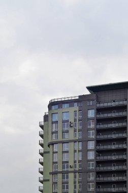 Çok katlı ofis ile lots-in cam pencere bej renk saf mavi gökyüzü bir arka plan üzerinde. Yeni inşa edilen ofis alanı Kiralık