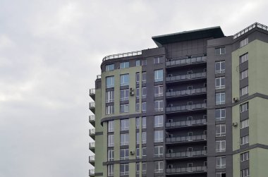 Çok katlı ofis ile lots-in cam pencere bej renk saf mavi gökyüzü bir arka plan üzerinde. Yeni inşa edilen ofis alanı Kiralık