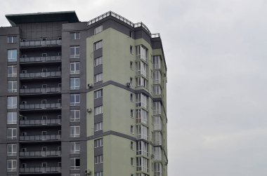 Çok katlı ofis ile lots-in cam pencere bej renk saf mavi gökyüzü bir arka plan üzerinde. Yeni inşa edilen ofis alanı Kiralık