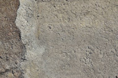 Doku kirli ve karanlık gri asfalt gündüz sırasında güneş ışığı altında. Kaba Asfalt yüzey yakın çekim. Eski beton yüzeyi, toprak ve kum ile kaplı