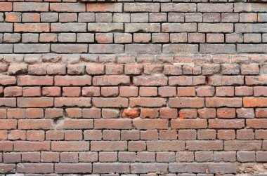 Doku yıpranmış ve lekeli eski tuğla duvar