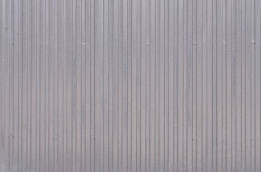 Dış cephe kaplaması, metal paneller closeup gündüz açık havada doku. Sac metal duvar veya çit kabartmalı. Arazi ve bir engel veya çit olarak büyük metal levha