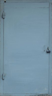 Siyah bir asma kilit ile eski dış kapıdan metal yüzey dokusu