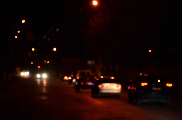 Luzes Desfocadas Desfocadas Tráfego Uma Estrada Chuvosa Molhada Cidade Noite — Fotografia de Stock
