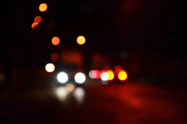Luci Sfocate Sfocate Traffico Una Strada Bagnata Piovosa Notte Pendolarismo — Foto Stock