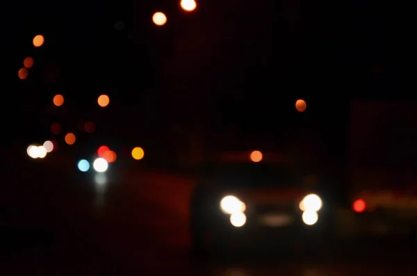 Lumières Floues Déconcentrées Circulation Sur Une Route Pluvieuse Mouillée Nuit — Photo