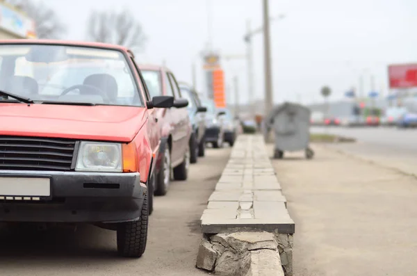 Een zijaanzicht van een auto staan in de buurt van een rijweg — Stockfoto