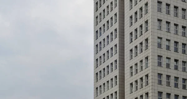 Edificio Oficinas Varios Pisos Color Beige Con Muchas Ventanas Vidrio — Foto de Stock