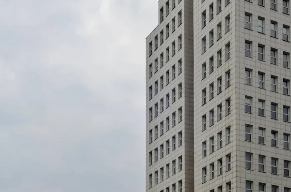 Edificio Oficinas Varios Pisos Color Beige Con Muchas Ventanas Vidrio — Foto de Stock