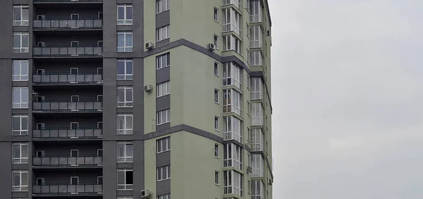 Многоэтажное Офисное Здание Бежевого Цвета Большим Количеством Стеклянных Окон Фоне — стоковое фото