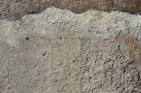 Doku kirli ve karanlık gri asfalt gündüz sırasında güneş ışığı altında. Kaba Asfalt yüzey yakın çekim. Eski beton yüzeyi, toprak ve kum ile kaplı