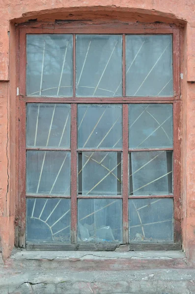 Hasarlı Kırmızı Tuğla Duvar Eski Penceresinde Doku Zavallı Bir Şehir — Stok fotoğraf