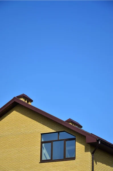 Sommet Immeuble Résidentiel Brique Jaune Avec Toit Brun Des Fenêtres — Photo