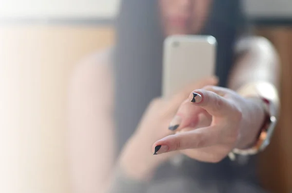 Brunette Meisje Neemt Foto Van Haar Twee Vingers Stuk Symbool — Stockfoto