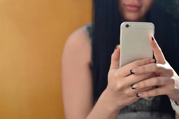 黑发的女孩对现代触摸智能手机自拍照 — 图库照片