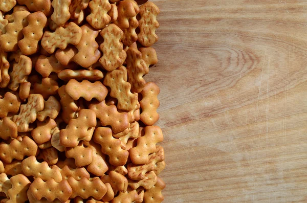 Many salted crackers on a cutting board with copy space — Stock Photo, Image