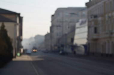 Arabalar ve tramvay Sisli sabah sırasında hareketli şehir sokaklarını bulanık manzara. Sanatsal bir bokeh etkisi ile bulanık manzara fotoğraf alımı