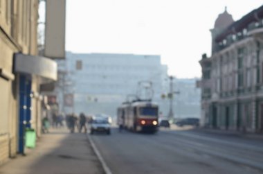 Arabalar ve tramvay Sisli sabah sırasında hareketli şehir sokaklarını bulanık manzara. Sanatsal bir bokeh etkisi ile bulanık manzara fotoğraf alımı