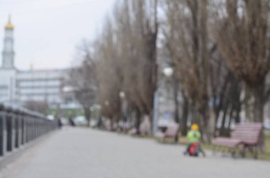 Rıhtıma yakın bahar park bulanık manzara. Yolun, ağaçlar ve set of düşük bir çit ile dekore edilmiş