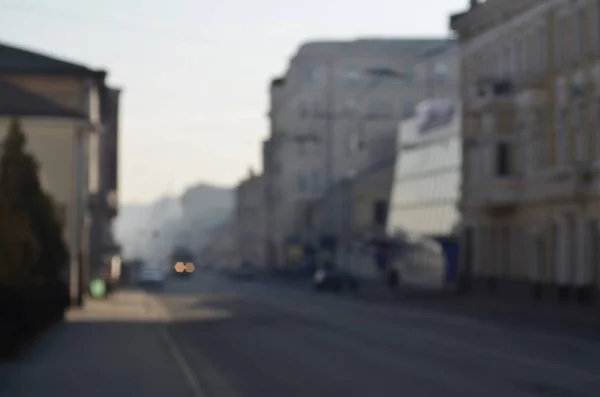 Розмитий Ландшафт Міських Вулиць Рухомими Машинами Трамваєм Під Час Туманного — стокове фото