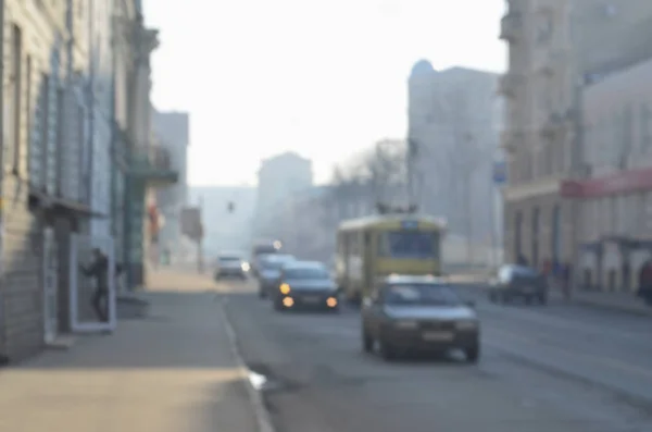 Розмитий Ландшафт Міських Вулиць Рухомими Машинами Трамваєм Під Час Туманного — стокове фото