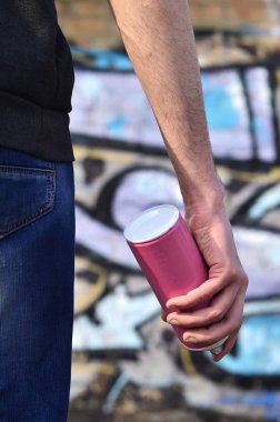 Arkadan görünüş tekiyle bir duvara sprey boya ile çizim