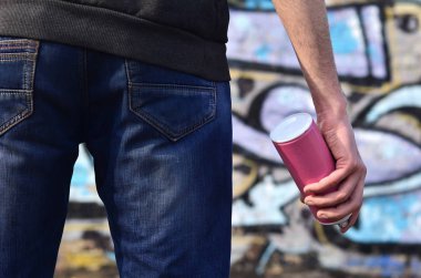 Durum özelliği, ganimet bir zorba bir fotoğrafını duvarları sprey boya ile boyar. Genç ceza barbar bir boya püskürtme kirli bir el ile vücut parçası. Mülke zarar sorunu