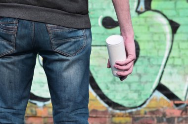 Durum özelliği, ganimet bir zorba bir fotoğrafını duvarları sprey boya ile boyar. Genç ceza barbar bir boya püskürtme kirli bir el ile vücut parçası. Mülke zarar sorunu